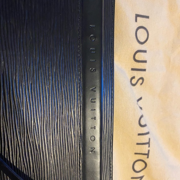Stunning epi leather LV purse! Barely used comes with duster. - Picture 2 of 11